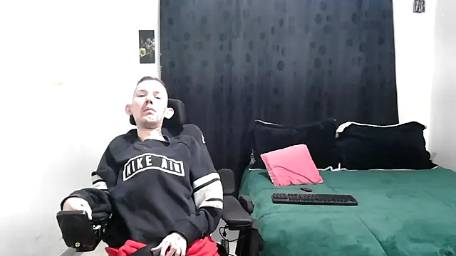 Snapshot of Sophia_and_Thomas chatting on 03-05-25, 09:49 Sophia and Thomas online show from 03-05-25, 09:49