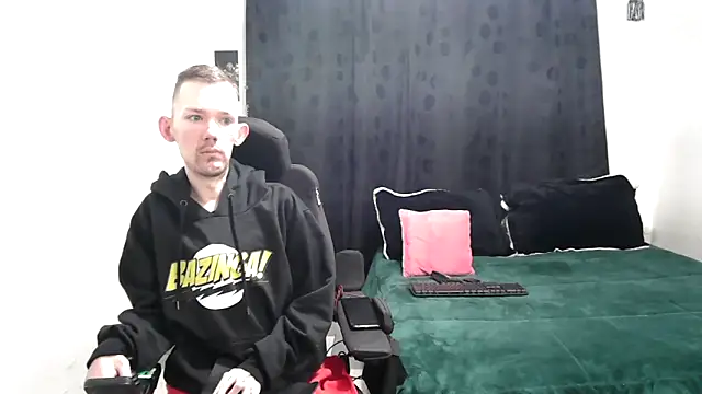 Snapshot of Sophia_and_Thomas chatting on 03-06-25, 09:58 Sophia and Thomas online show from 03-06-25, 09:58