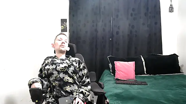 Snapshot of Sophia_and_Thomas chatting on 03-09-25, 09:57 Sophia and Thomas online show from 03-09-25, 09:57