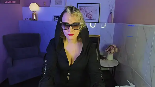 Queen Anna  online show from 01-23-25, 01:45