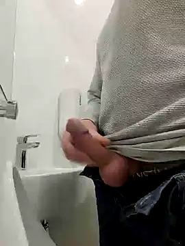 Snapshot of Veinedur chatting on 12-10-24, 11:32 Veinedur online show from 12-10-24, 11:32