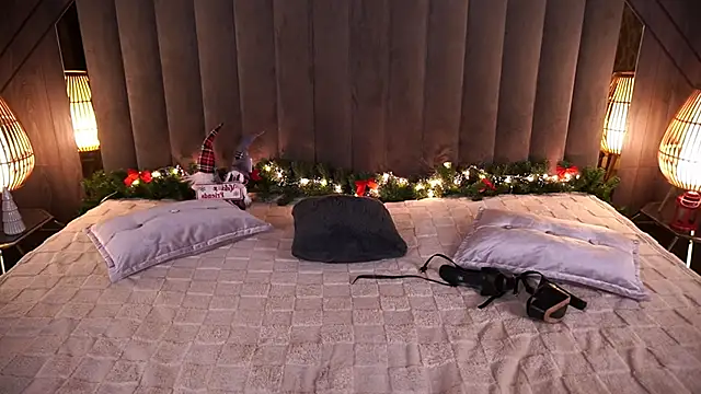 Daisy Delight online show from 12-18-24, 01:37
