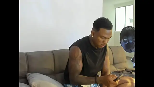 Snapshot of Troykhalil chatting on 03-12-26, 10:05 Troykhalil online show from 03-12-26, 10:05