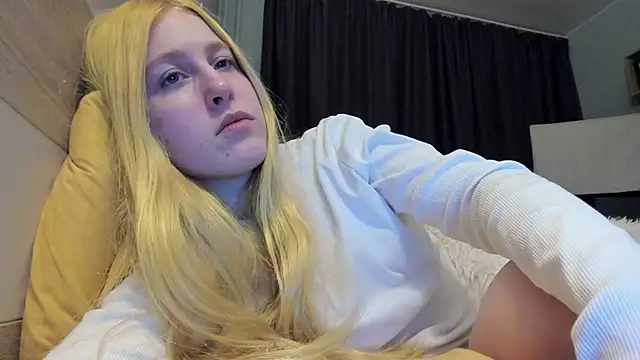 Snapshot of lola_forever chatting on 12-20-24, 07:12 lola forever online show from 12-20-24, 07:12