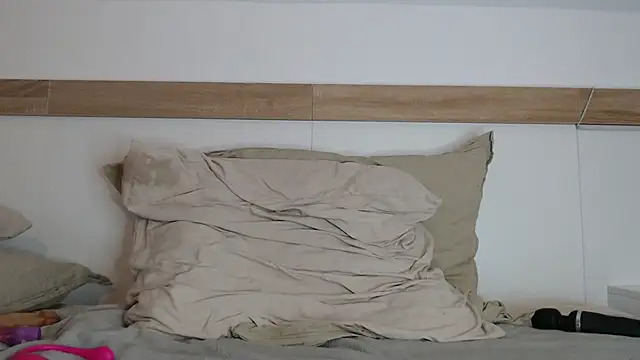 Snapshot of Xladycharme chatting on 10-15-25, 02:06 Xladycharme online show from 10-15-25, 02:06