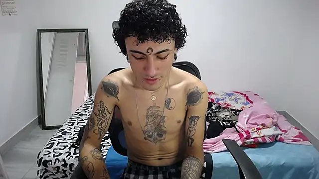 Snapshot of present_the_magic chatting on 11-05-25, 06:19 present the magic online show from 11-05-25, 06:19