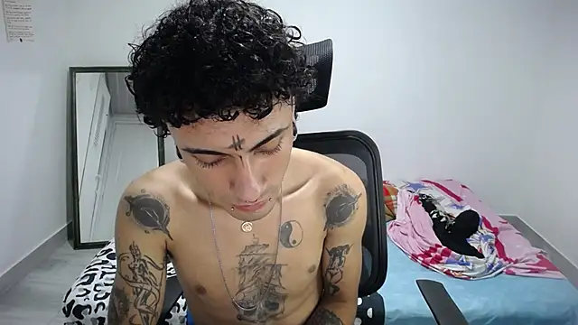 Snapshot of present_the_magic chatting on 11-06-25, 06:25 present the magic online show from 11-06-25, 06:25