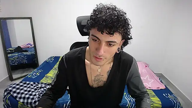 Snapshot of present_the_magic chatting on 11-17-25, 01:55 present the magic online show from 11-17-25, 01:55