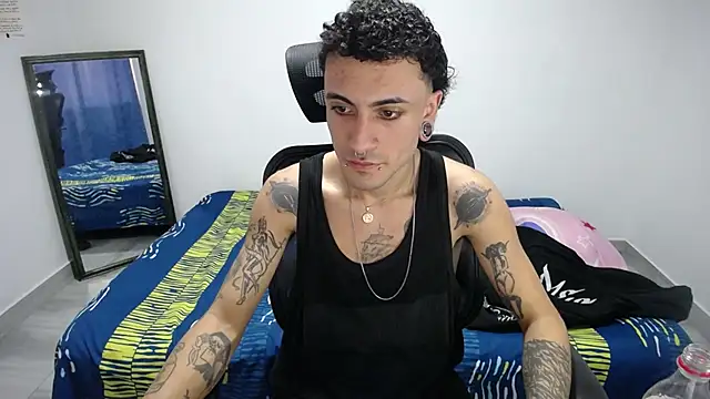 Snapshot of present_the_magic chatting on 11-21-25, 08:40 present the magic online show from 11-21-25, 08:40