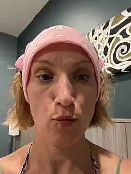 Snapshot of UmaTruewoman chatting on 04-10-26, 01:05 UmaTruewoman online show from 04-10-26, 01:05