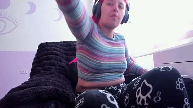 bonnie moon  online show from 10-06-25, 05:43