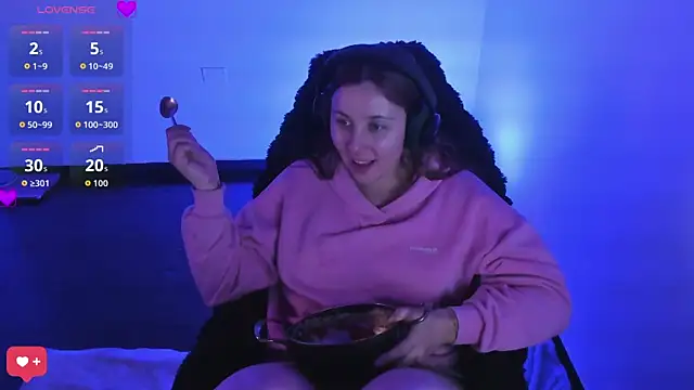 Snapshot of bonnie_moon_ chatting on 03-26-26, 04:34 bonnie moon online show from 03-26-26, 04:34