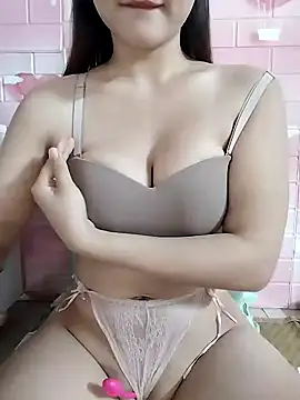 Snapshot of Henie_x chatting on 12-13-24, 03:16 Henie x online show from 12-13-24, 03:16