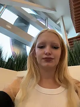 Snapshot of Milkyy_wway chatting on 02-17-26, 07:27 Milkyy wway online show from 02-17-26, 07:27