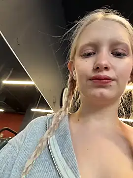 Snapshot of Milkyy_wway chatting on 02-21-26, 06:14 Milkyy wway online show from 02-21-26, 06:14