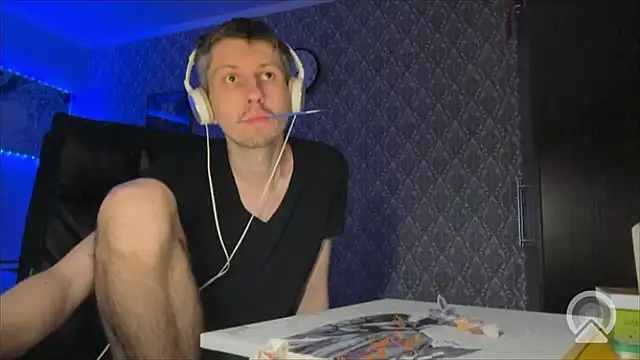 Snapshot of Aki-Laky chatting on 12-18-25, 08:37 Aki-Laky online show from 12-18-25, 08:37