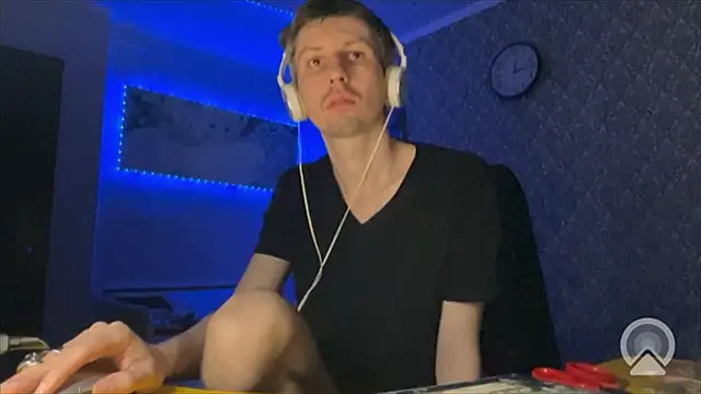 Snapshot of Aki-Laky chatting on 01-08-26, 07:16 Aki-Laky online show from 01-08-26, 07:16