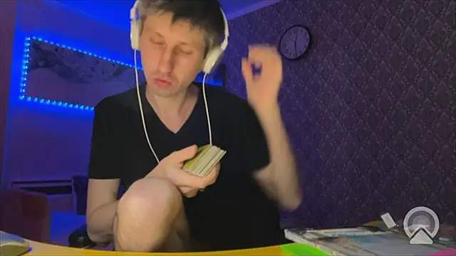 Snapshot of Aki-Laky chatting on 01-11-26, 07:30 Aki-Laky online show from 01-11-26, 07:30