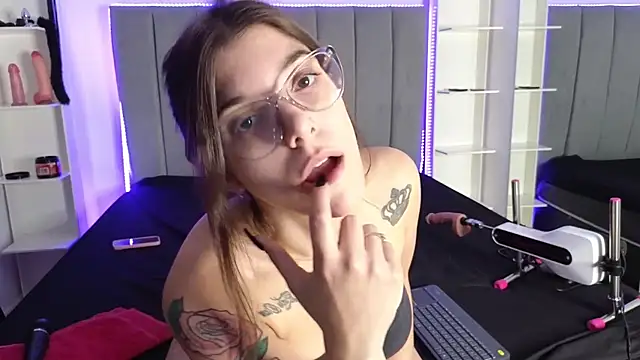 Snapshot of Alice-Rossi chatting on 12-04-24, 03:15 Alice-Rossi online show from 12-04-24, 03:15