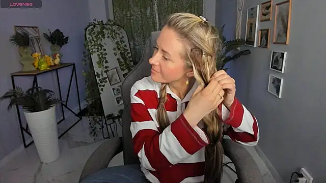 Snapshot of LadyIzabel chatting on 04-17-26, 02:53 LadyIzabel online show from 04-17-26, 02:53