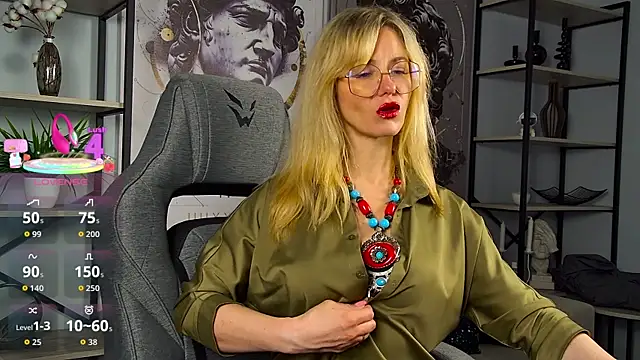 Snapshot of LadyIzabel chatting on 04-20-26, 02:20 LadyIzabel online show from 04-20-26, 02:20