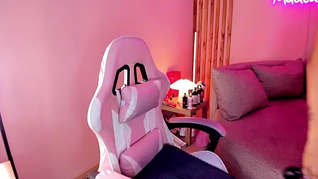 MadeleineSanez online show from 06-17-26, 09:49