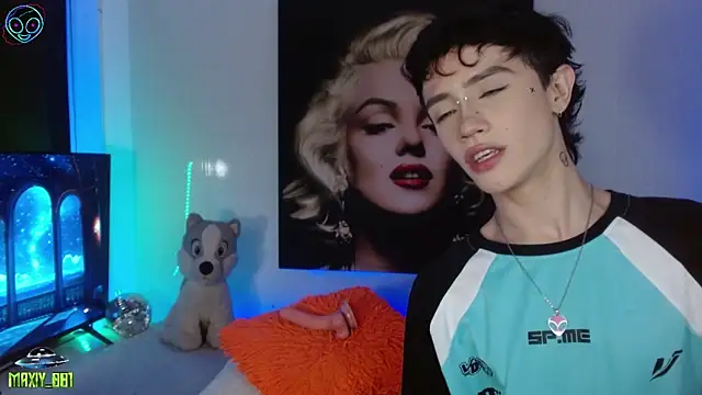 maxiy 001 online show from 09-22-25, 03:52