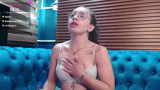 Snapshot of _isaabellaa chatting on 02-17-25, 02:37 isaabellaa online show from 02-17-25, 02:37