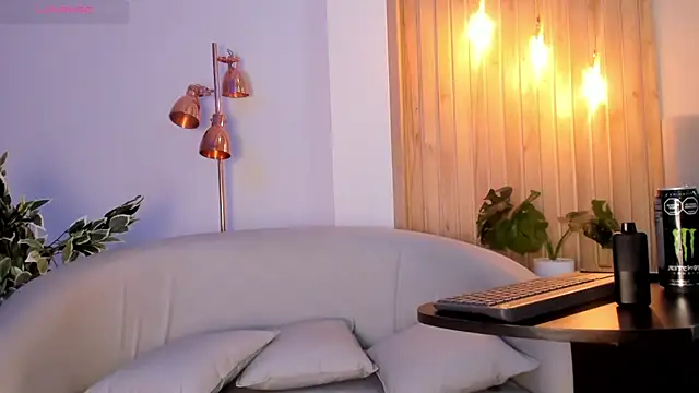AriRobert  online show from 09-17-25, 04:03