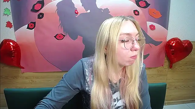 Snapshot of BeatriceFly chatting on 10-15-25, 12:38 BeatriceFly online show from 10-15-25, 12:38