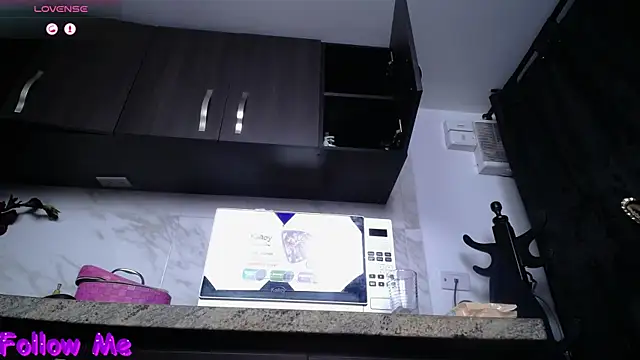 Snapshot of iniyalaboni chatting on 12-18-25, 10:05 iniyalaboni online show from 12-18-25, 10:05