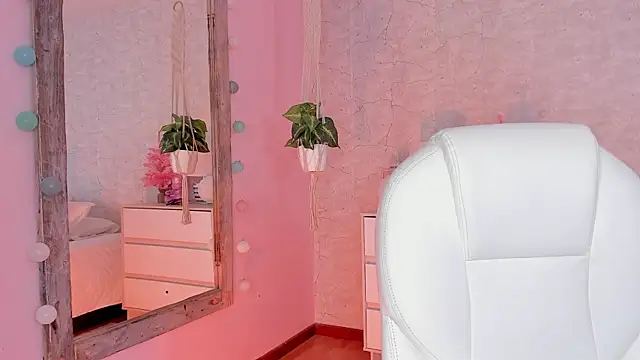 Snapshot of DahianaWalcott chatting on 12-18-24, 07:52 DahianaWalcott online show from 12-18-24, 07:52