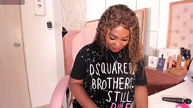 Snapshot of Isla_Scott chatting on 03-09-25, 11:25 Isla Scott online show from 03-09-25, 11:25