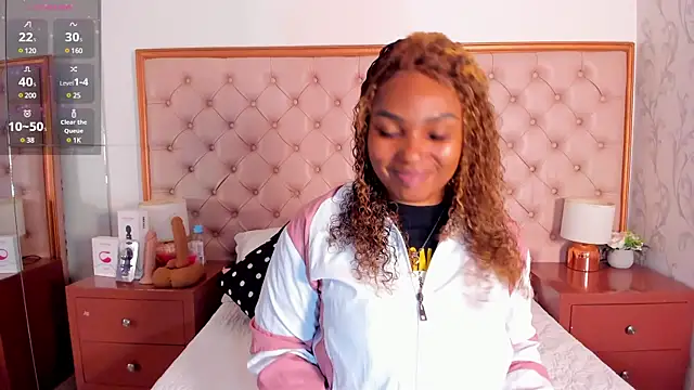 Snapshot of Isla_Scott chatting on 03-18-25, 11:19 Isla Scott online show from 03-18-25, 11:19