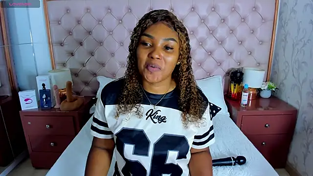 Snapshot of Isla_Scott chatting on 03-21-25, 11:22 Isla Scott online show from 03-21-25, 11:22