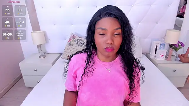 Snapshot of Isla_Scott chatting on 10-07-25, 11:18 Isla Scott online show from 10-07-25, 11:18