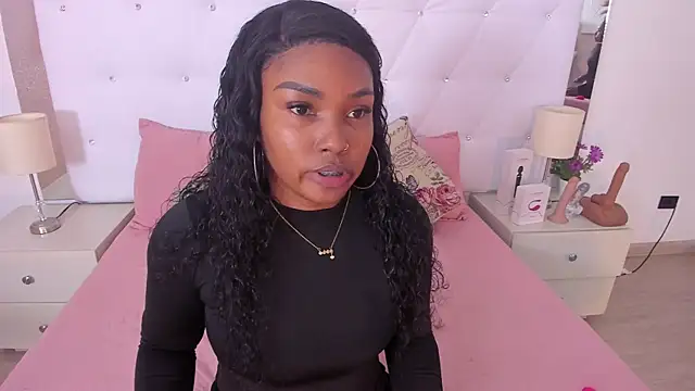 Snapshot of Isla_Scott chatting on 10-12-25, 11:20 Isla Scott online show from 10-12-25, 11:20