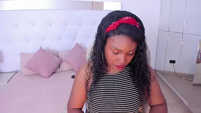 Snapshot of Isla_Scott chatting on 10-16-25, 11:33 Isla Scott online show from 10-16-25, 11:33