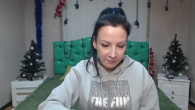 ElizabethSho online show from 12-28-24, 01:08
