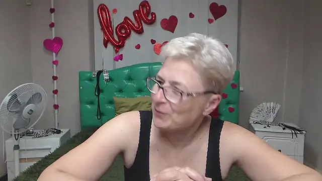 Snapshot of EmiliaGree chatting on 09-20-25, 05:03 EmiliaGree online show from 09-20-25, 05:03