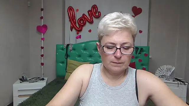 Snapshot of EmiliaGree chatting on 09-22-25, 05:04 EmiliaGree online show from 09-22-25, 05:04