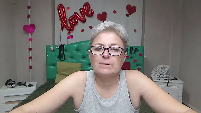 Snapshot of EmiliaGree chatting on 10-15-25, 05:13 EmiliaGree online show from 10-15-25, 05:13