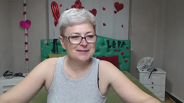 Snapshot of EmiliaGree chatting on 10-19-25, 05:08 EmiliaGree online show from 10-19-25, 05:08