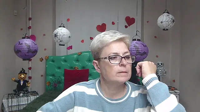 Snapshot of EmiliaGree chatting on 10-27-25, 06:01 EmiliaGree online show from 10-27-25, 06:01