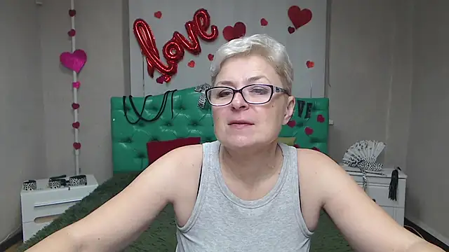 Snapshot of EmiliaGree chatting on 11-16-25, 06:13 EmiliaGree online show from 11-16-25, 06:13