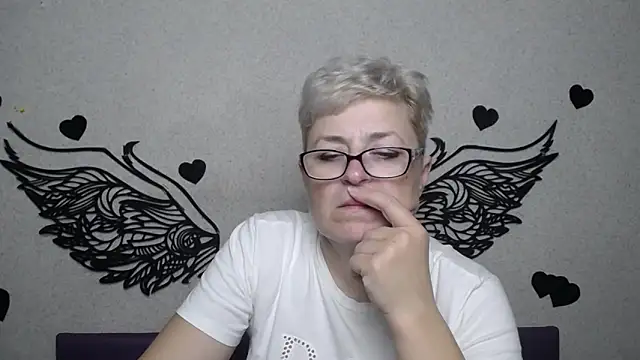 Snapshot of EmiliaGree chatting on 11-17-25, 06:14 EmiliaGree online show from 11-17-25, 06:14