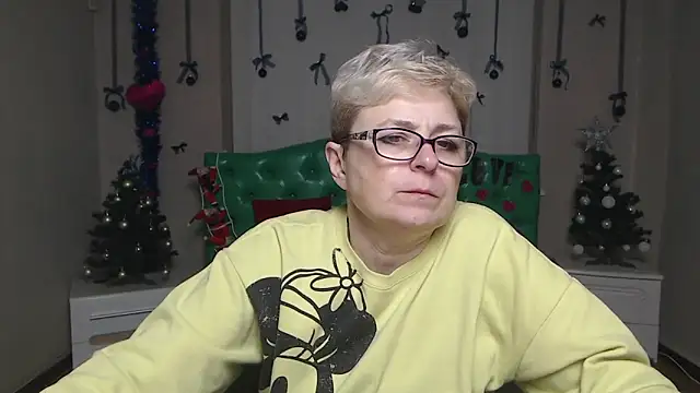 Snapshot of EmiliaGree chatting on 12-15-25, 06:01 EmiliaGree online show from 12-15-25, 06:01