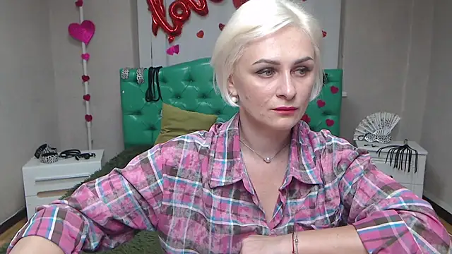 Snapshot of OliviaHorst chatting on 09-24-25, 05:22 OliviaHorst online show from 09-24-25, 05:22