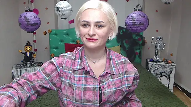 Snapshot of OliviaHorst chatting on 10-25-25, 05:08 OliviaHorst online show from 10-25-25, 05:08