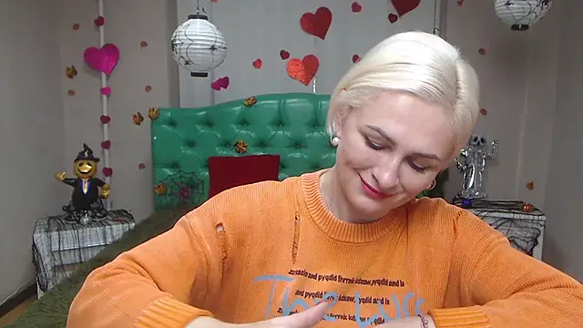 Snapshot of OliviaHorst chatting on 11-06-25, 06:14 OliviaHorst online show from 11-06-25, 06:14